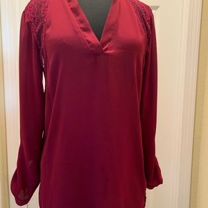 Jolt burgundy longsleeve lace inserts hi/lo sz L